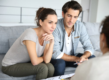 Photo d'un couple regardant un ordinateur pour construire projet immobilier