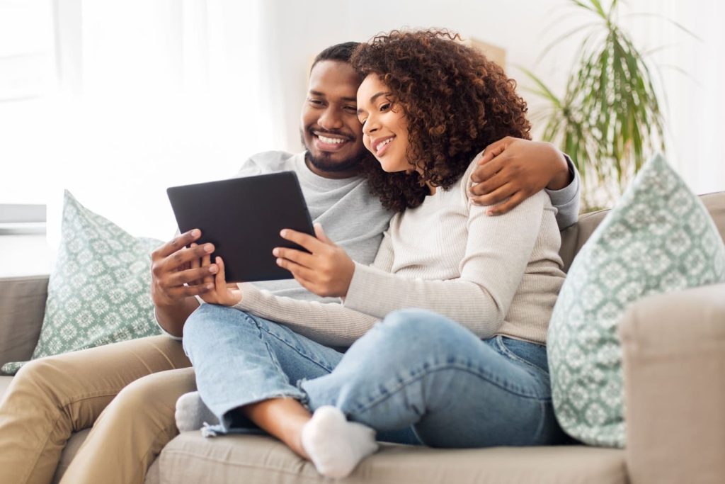 Couple regardant une tablette dans leur nouvel environnement