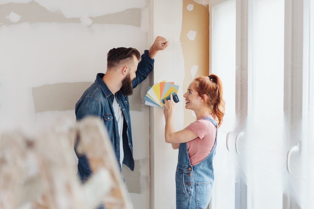 Couple en pleine finition dans leur maison